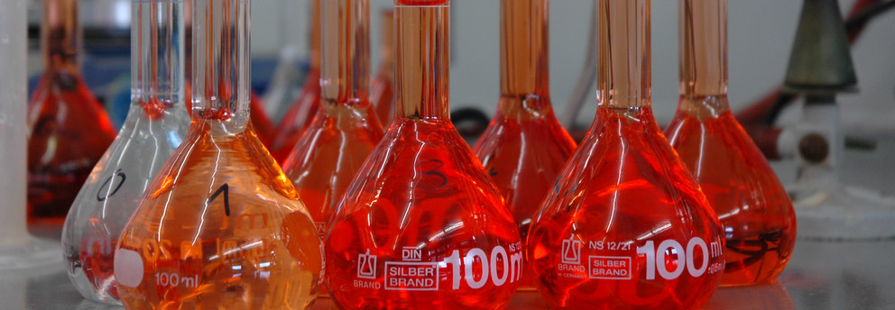 Glaskolben mit roter Flüssigkeit